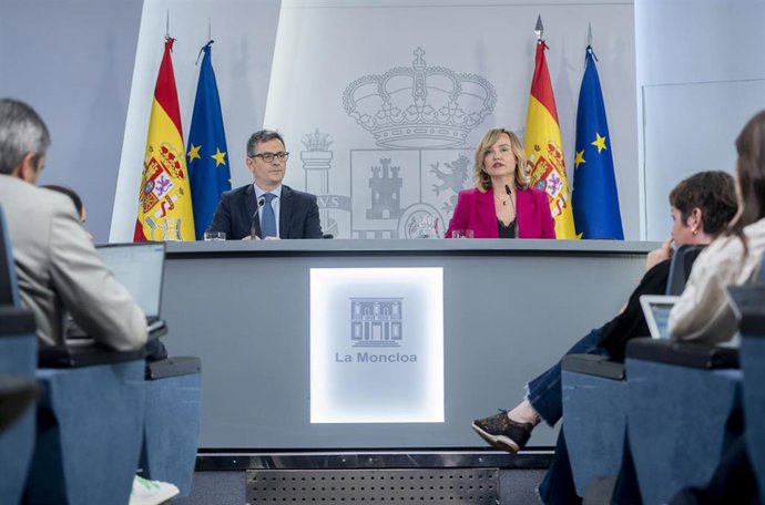 La ministra Portavoz, Pilar Alegría, y el ministro de la Presidencia, Justicia y Relaciones con las Cortes, Félix Bolaños, durante una rueda de prensa posterior al Consejo de Ministros en el Palacio de La Moncloa, a 13 de mayo de 2025, en Madrid (España).