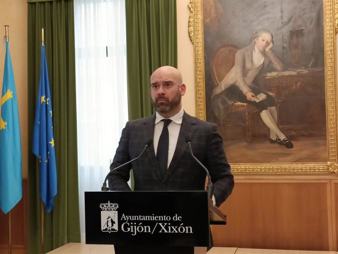 Rueda de prensa, en el Consistorio gijonés, del portavoz del Gobierno local y concejal de Urbanismo, Jesús Martínez Salvador.