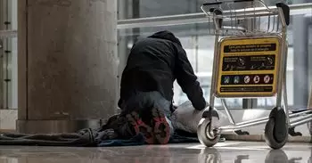 El Defensor del Pueblo investiga desde marzo la situación de las personas sin hogar en Barajas que ve "preocupante"