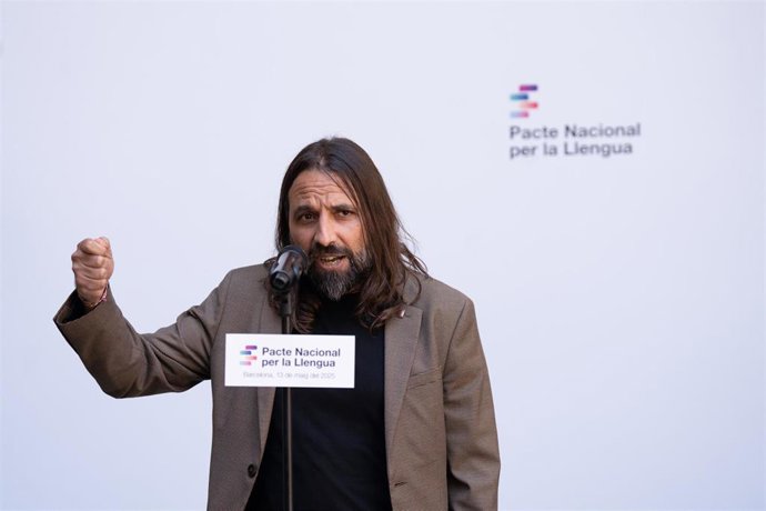 El portavoz adjunto de ERC en el Parlament, Jordi Albert, en rueda de prensa tras firmar el Pacte Nacional per la Llengua