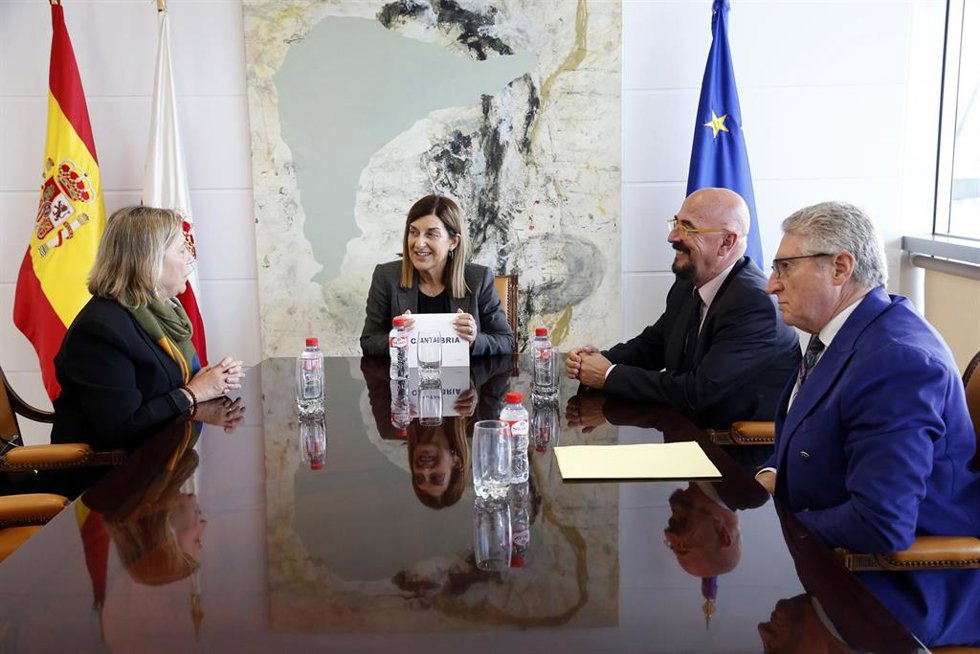 La presidenta del Gobierno de Cantabria, María José Sáenz de Buruaga, se reúne con la Asociación Española Contra el Cáncer