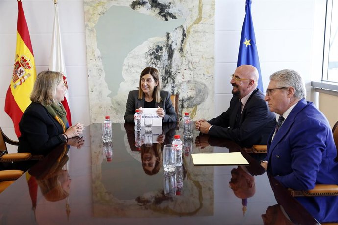La presidenta del Gobierno de Cantabria, María José Sáenz de Buruaga, se reúne con la Asociación Española Contra el Cáncer