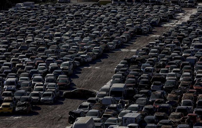 Archivo - Vista aérea de un desguace de vehículos en Benaguasil
