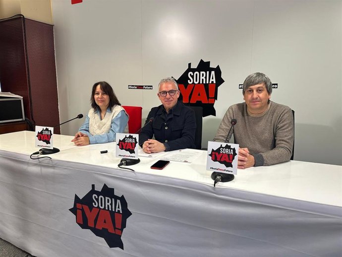 De izda a dcha, Vanessa García, Ángel Ceña y Antonio Palomar abordan el suelo industrial en Ágreda