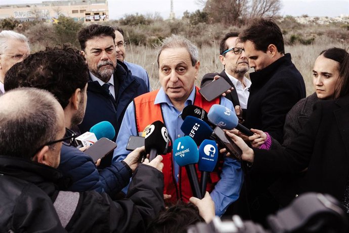 Archivo - El hasta ahora director general de Emergencias y Extinción de Incendios de la Generalitat Valenciana, Alberto Javier Martín Moratilla (c),