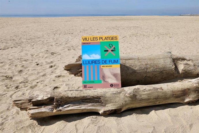 Señalización para las playas "libres de humo" del litoral barcelonés para la temporada 2025