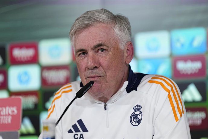 Carlo Ancelotti, técnico do Real Madrid, participa de sua coletiva de imprensa durante o dia de treinamento do Real Madrid antes da partida de futebol contra o RCD Mallorca pela Liga Espanhola, LaLiga EA Sports, na Ciudad Deportiva Real Madrid, em 13 de m
