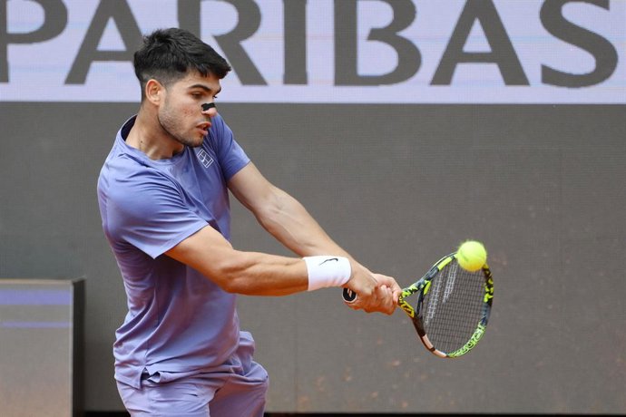 Carlos Alcaraz (ESP) em ação contra Dusan Lajovic (SRB) durante o Internazionali BNL d'Italia, torneio de tênis Masters 1000 em 9 de maio de 2025 no Foro Italico em Roma, Itália - Foto Fabrizio Corradetti / LiveMedia / DPPI