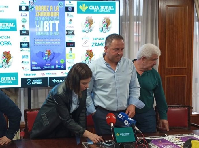 La Representante De Caja Rural, Laura Huertos; El Alcalde De Carbajales De Alba, Roberto Fuentes; Y El Presidente De AECT Duero-Douro, Bernardo Casado