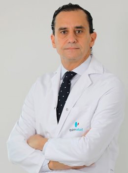 El doctor Salvador Morales, de Quirónsalud Sagrado Corazón, una de las medallas de Sevilla en este 2025.
