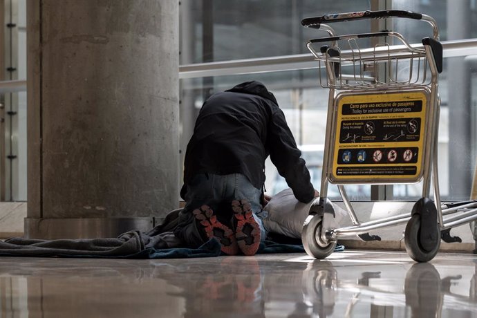 Una persona se prepara para pernoctar en la T4 del Aeropuerto Adolfo Suárez-Madrid Barajas, a 12 de mayo de 2025, en Madrid (España). Varios centenares de personas sin hogar viven y pernoctan en las instalaciones del Aeropuerto Adolfo Suárez-Madrid Baraja