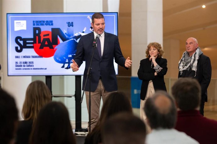 El conselleiro de Cultura, Lingua e Xuventude, José López Campos, en la rueda de prensa de presentación del IV encuentro de cultura popular 'Serán'04'