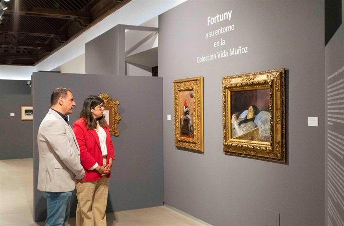 La vicepresidenta de la Diputación y diputada de Cultura, Cine e Identidad Almeriense, Almudena Morales, junto al director del Murec, Juan Manuel Martín, durante un recorrido por la exposición ‘Fortuny y su entorno en la colección Vida Muñoz’.