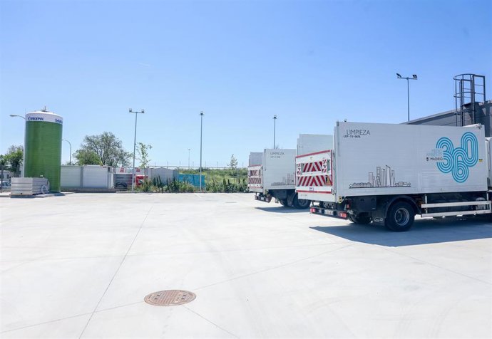 Archivo - Vehículos de limpieza en un cantón, a 19 de abril de 2024, en Madrid (España). Los cantones son infraestructuras donde se almacenan los equipos y los vehículos de limpieza urbana. Además, en ellos también se descargan los desechos que los camion