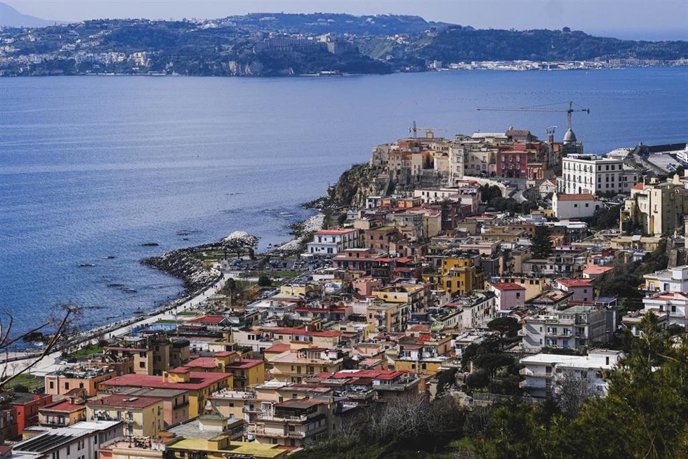 Archivo - Vista aérea de la ciuda de Nápoles, Italia