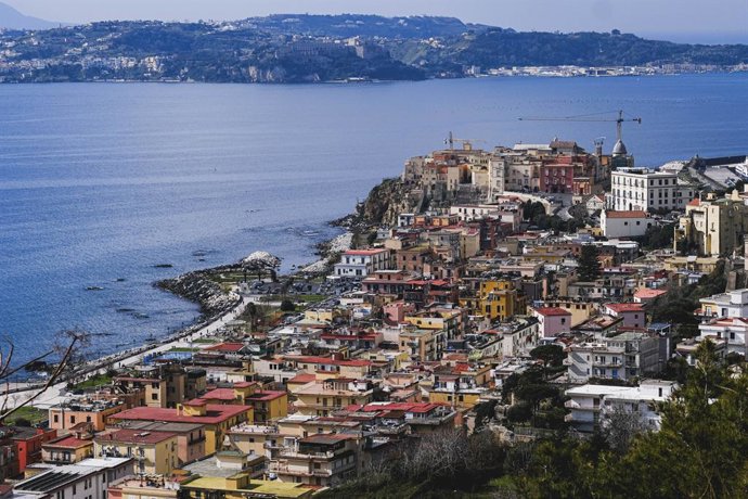 Archivo - Arquivo - 17 de fevereiro de 2025, Napoli, Itália: A terra não para de tremer em Nápoles, depois dos tremores sentidos nesta tarde, aqui estão mais dois tremores muito fortes de magnitude 3,0 sentidos por volta das 23h45min. Um segundo tremor, a