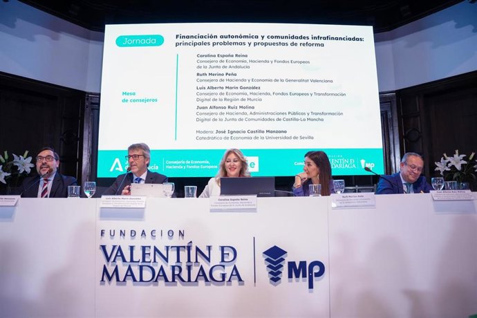 Imagen de este martes de la mesa de redonda de consejeros antes de la presentación del estudio del IVIE. De izquierda a derecha, el moderador y los consejeros de Región de Murcia, Andalucía, Comunidad Valenciana y Castilla-La Mancha.