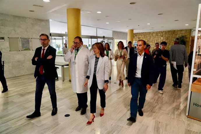 La delegada del Gobierno andaluz, Patricia Navarro, visita el Hospital de Alta Resolución de Benalmádena, junto con el delegado territorial de Salud y Consumo, Carlos Bautista, y el alcalde, Juan Antonio Lara.
