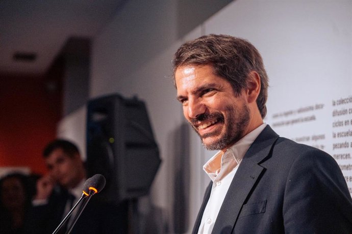 Archivo - El ministro de Cultura, Ernest Urtasun durante la inauguración de la exposición ‘Los 100 metros libres: Vida y milagros de la Escuela de Cine (1947-1976)’ en la Sala de exposiciones de Filmoteca Española, a 3 de octubre de 2024, en Madrid (Españ