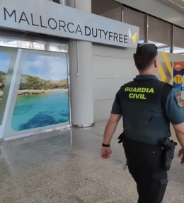 Un agente de la Guardia Civil, de espaldas, en el aeropuerto de Palma.