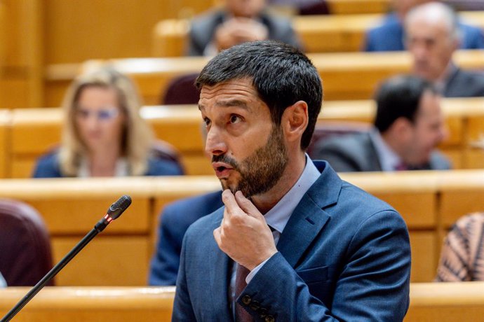El ministro de Derechos Sociales, Consumo y Agenda 2030, Pablo Bustinduy, interviene durante una sesión de control al Gobierno en el Senado, a 6 de mayo de 2025, en Madrid (España). Tras el apagón de luz que afectó a la Península Ibérica el pasado 28 de m
