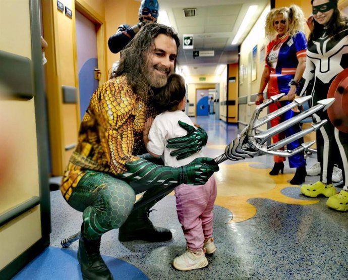 Uno de los superhéroes que han hecho más amena la jornada a los menores hospitalizados.
