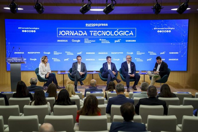 O Diretor Geral Adjunto de Economia de Dados e Digitalização, Antonio Alcolea, a Líder do Escritório de IA da Amadeus, María Plaza, o Gerente de Projetos de IA do Centro Nex.ia do Grupo Planeta, Andrés Rubiano Salamanca, o Diretor de Vendas Nacionais da H