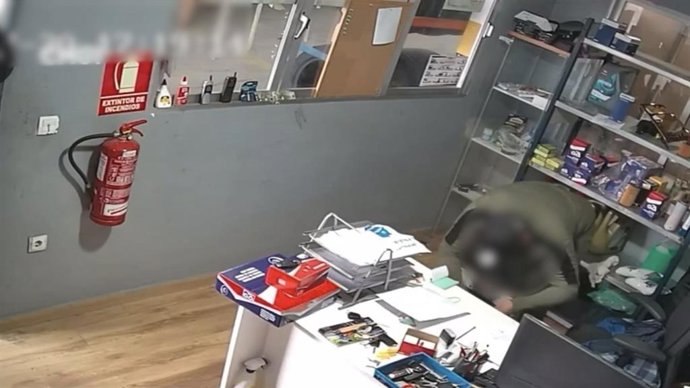 Imagen del detenido en el interior de una oficina.