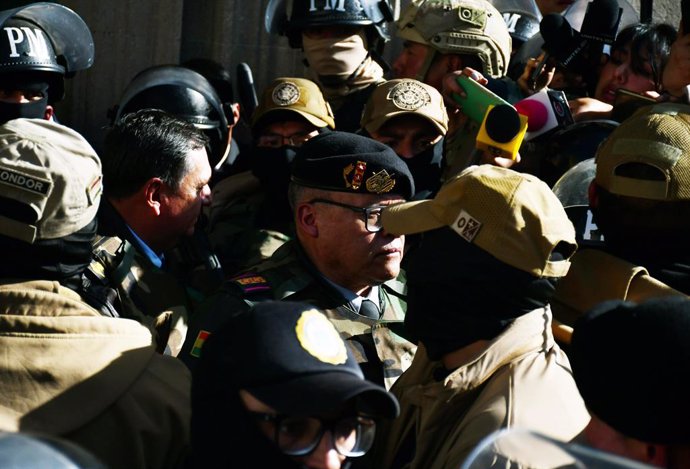 Archivo - BEIJING, June 28, 2024  -- Juan Jose Zuniga (C), former general commander of the Army, is pictured in La Paz, Bolivia, June 26, 2024.   Bolivian President Luis Arce on Wednesday denounced what appeared to be an attempted coup as groups of heavil