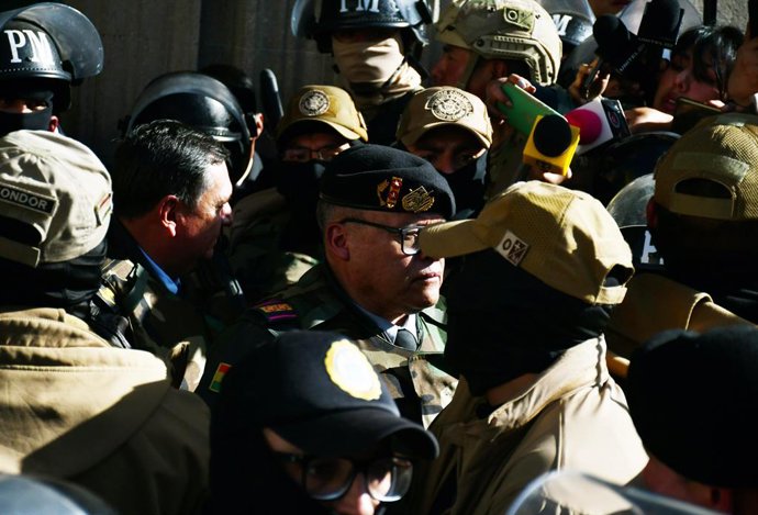 Archivo - BEIJING, June 28, 2024 -- Juan Jose Zuniga (C), ex-comandante geral do Exército, é fotografado em La Paz, Bolívia, em 26 de junho de 2024.   O presidente da Bolívia, Luis Arce, denunciou na quarta-feira o que parecia ser uma tentativa de golpe d