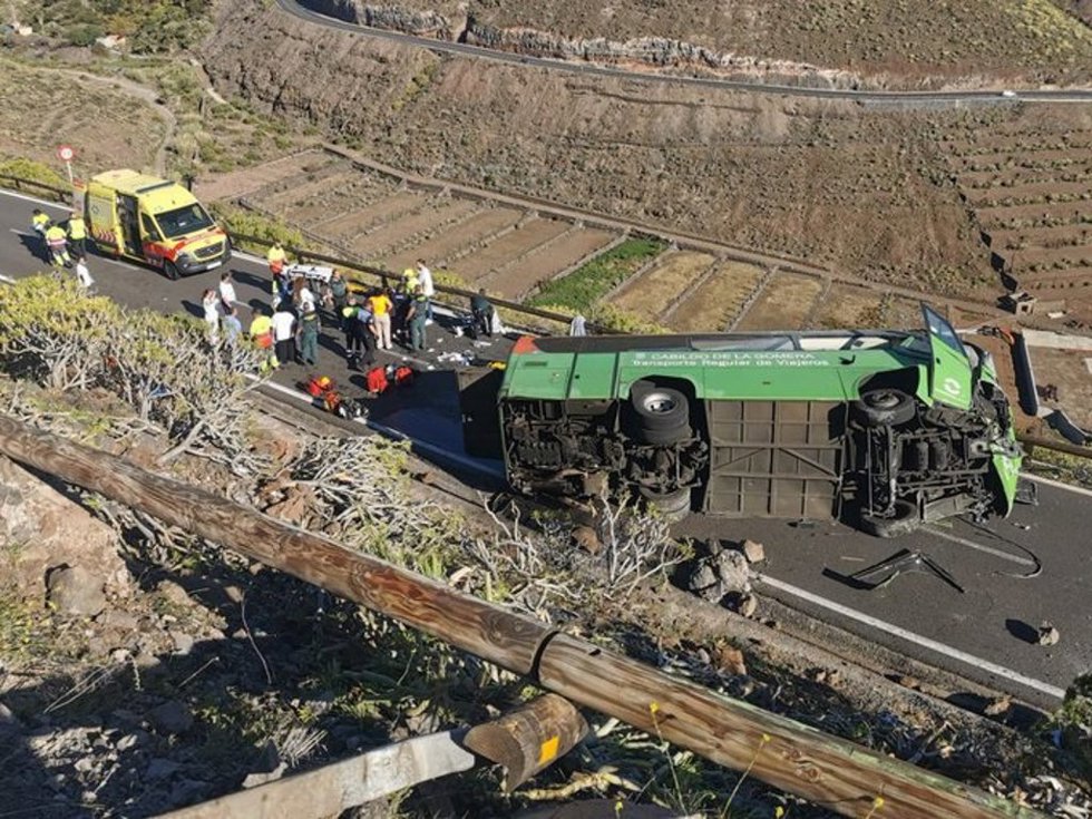 Una guagua accidentada en San Sebastián de La Gomera con una persona fallecida y más de una decena de heridos