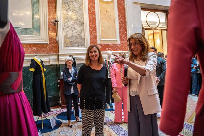 La presidenta del Congreso de los Diputados, Francina Armengol (i), durante la inauguración de la exposición organizada por APRAM, en el Congreso de los Diputados, a 13 de mayo de 2025, en Madrid (España). 