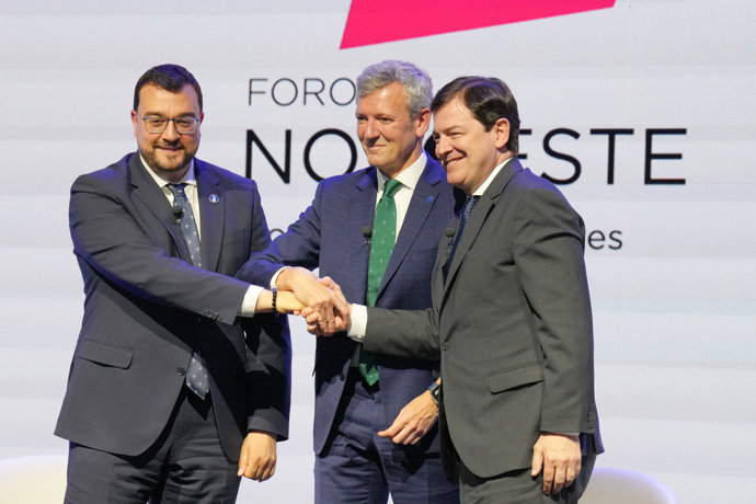 El  presidente del Principado de Asturias, Adrián Barbón; el presidente de la Xunta de Galicia, Alfonso Rueda, y el presidente de Castilla y León, Alfonso Fernández Mañueco, durante el Foro del Noroeste, a 13 de mayo de 2025, en Santiago de 