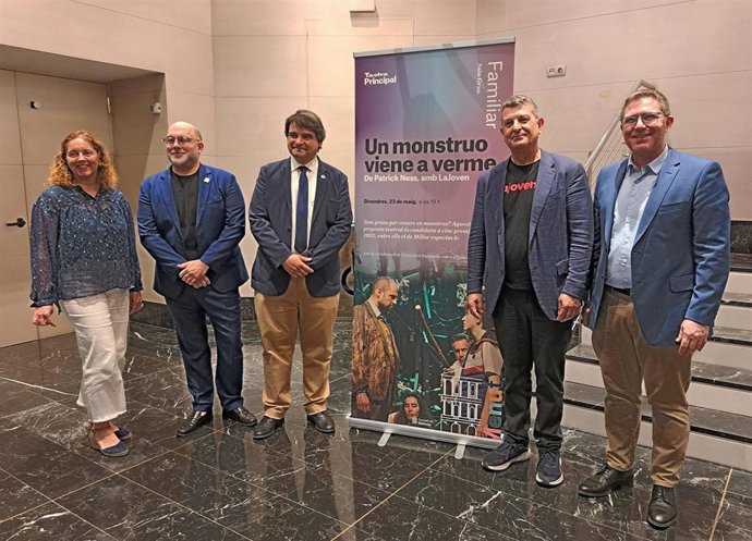 Presentación de la adaptación teatral de 'Un monstruo viene a verme' en el Principal de Palma.