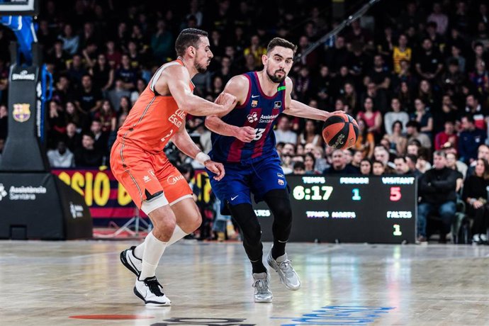 Archivo - Josep Puerto defensa Tomas Satoransky en un Barça-València Basket de Lliga Endesa