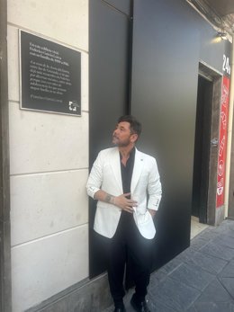 El cantaor Miguel Poveda, junto a la placa de Acera del Darro, este martes