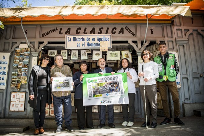 La Cuesta de Moyano, "la calle más leída de Madrid", celebra su centenario en el cupón de la ONCE