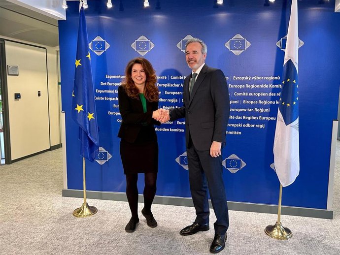 El presidente del Gobierno de Aragón, Jorge Azcón, saluda a la presidenta del Comité de las Regiones de la UE, Kata Tütto.