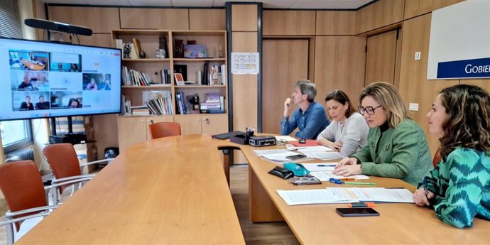 La consejera de Educación, Lydia Espina, interviniene en la reunión, acompañada de la directora general de Centros y Red 0-3 Años, Cristina Blanco, y dos técnicos.