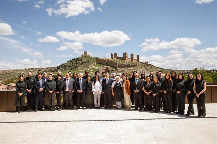 Foto de familia de la inauguración del Parador de Molina de Aragón (Guadalajara).