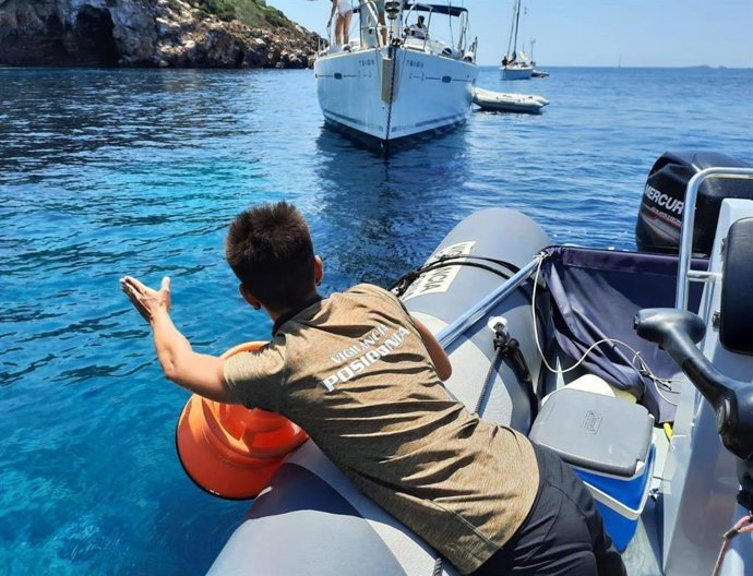 Actuación del Servicio de Vigilancia de la Posidonia en Baleares.