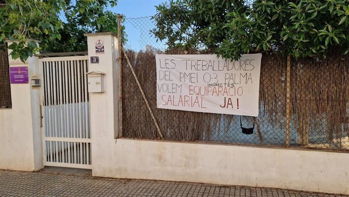 Una pancarta reivindicativa en una de las escoletas.