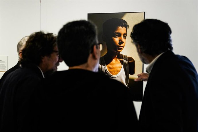 Detalle de la exposición durante la inauguración de la exposición 'World Press Photo 2025' en la Fundación Cajasol.