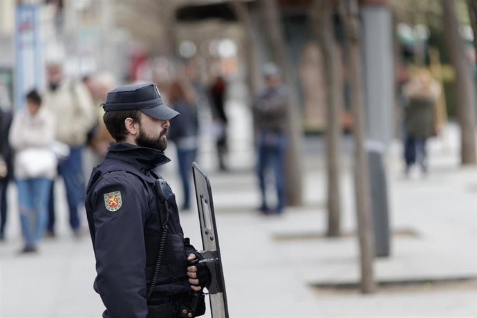 Archivo - Un agente de la Unidad de Intervención Policial (UIP), conocida como antidisturbios, en foto de recurso.