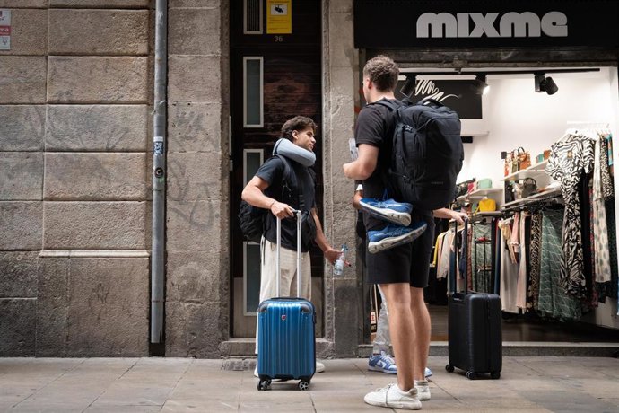 Archivo - Dos turistas con maletas en el centro de Barcelona.