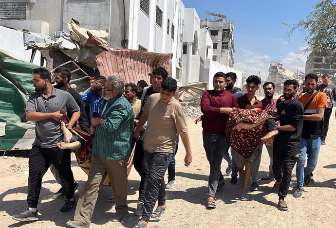 Palestinos trasladan varios cadáveres tras un ataque ejecutado por el Ejército de Israel contra la ciudad de Gaza, situada en el norte de la Franja de Gaza (archivo)