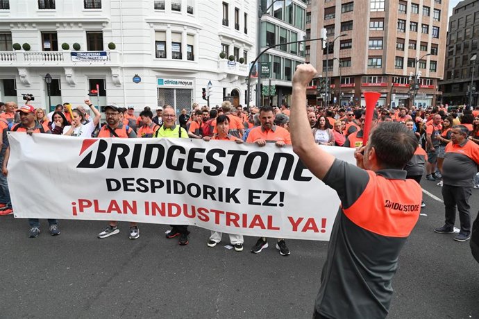 Varios trabajadores de Bridgestone, durante la manifestación del Día del Trabajador, a 1 de mayo de 2025, en Bilbao, Vizcaya, País Vasco (España).