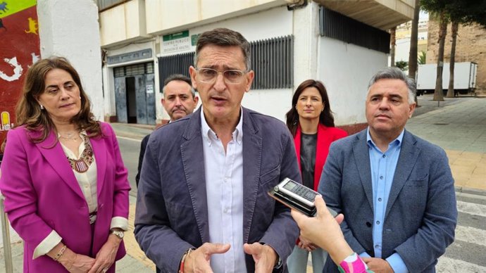 El parlamentario autonómico del PSOE de Almería José Luis Sánchez Teruel, en declaraciones a los medios.