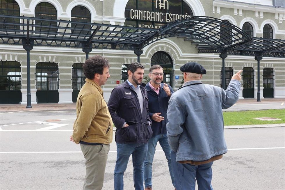 El portavoz parlamentario de Vox en las Cortes de Aragón, Alejandro Nolasco, y el diputado autonómico Fermín Civiac.