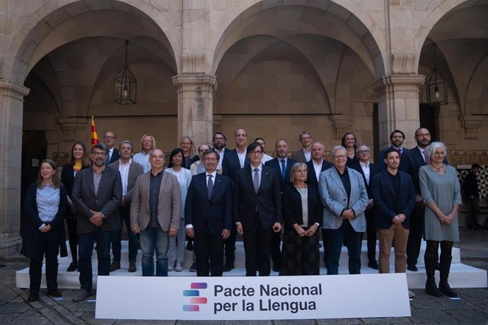 Foto de familia durante la firma del Pacte Nacional per la Llengua, a 13 de mayo de 2025, en Barcelona, Catalunya (España). La Generalidad ha presentado el Pacte Nacional per la Lengua, un proyecto para preservar el catalán, que se gestó con el gobierno d